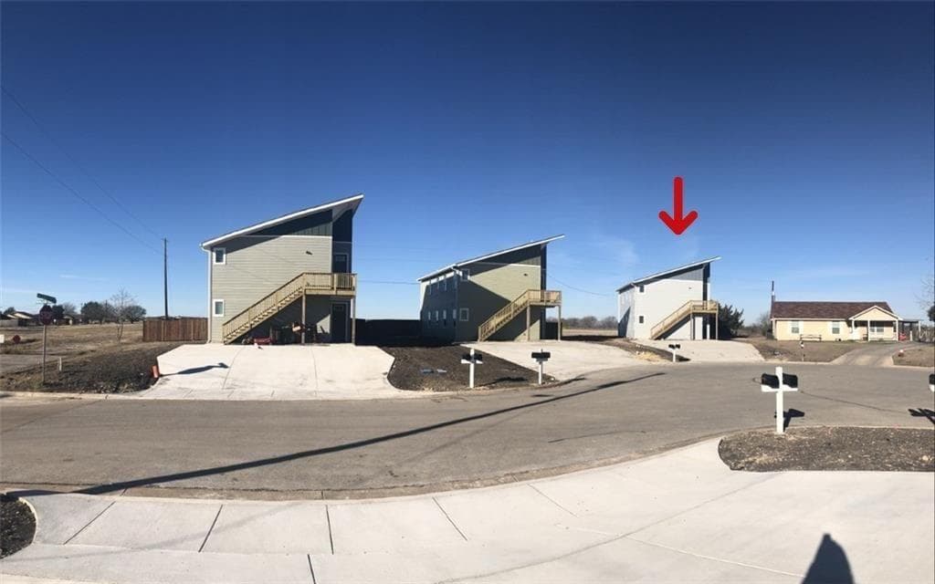 805 Hallie Cv
