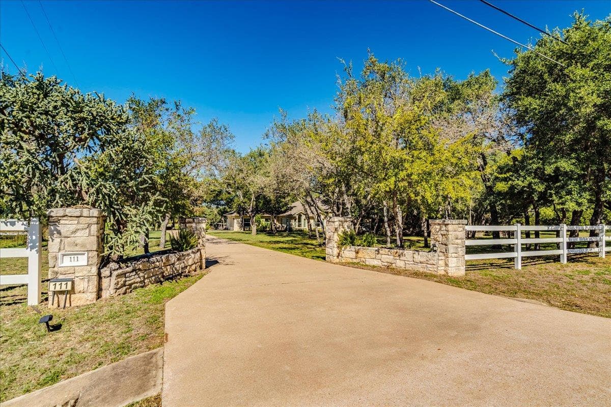 111 N Showhorse Dr