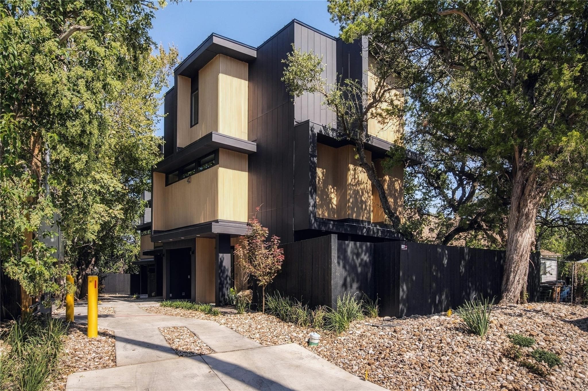 1002 W Johanna St #1